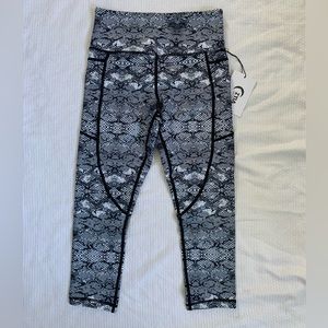 ZYIA Active Cobra Metallic Pocket Light n Tight Hi-Rise Capri Size 4 NWT
